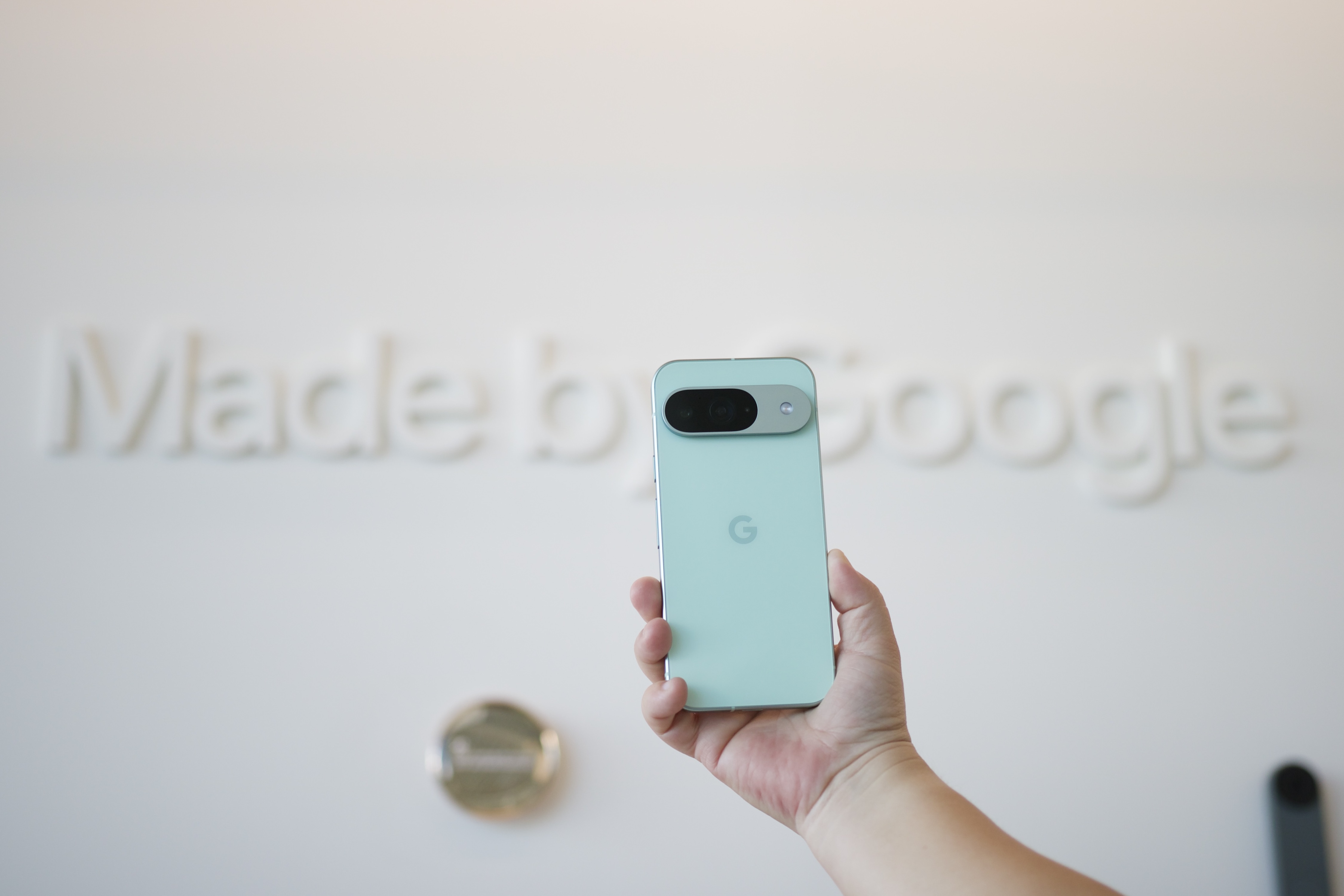 Test du Google Pixel 9 : meilleur que jamais Quelqu'un tenant le Google Pixel 9.